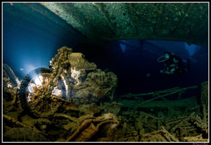 Motorbike on Thistlegorm with off camera strobe... by Dray Van Beeck 